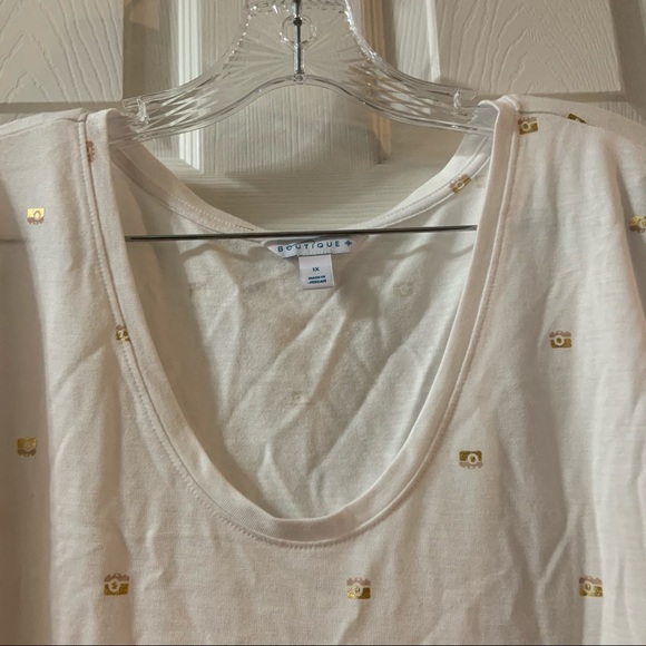 Boutique + White Camera Print Short Sleeve Tee 1X - Picture 3 of 11